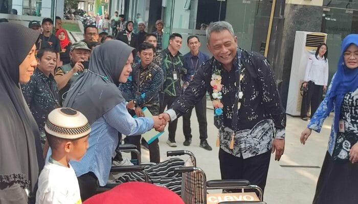 Bakti Sosial Terintegrasi Kemensos di Tangsel menghadirkan bantuan bagi anak putus sekolah, disabilitas, dan warga miskin.