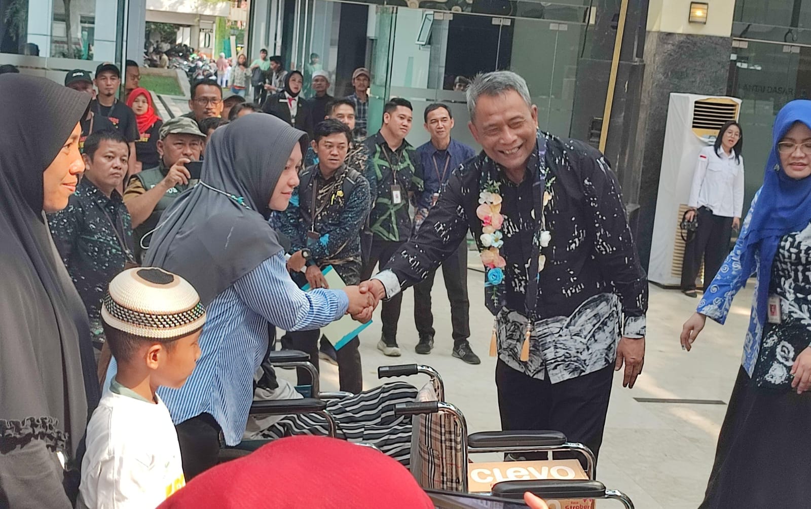 Bakti Sosial Terintegrasi Kemensos di Tangsel menghadirkan bantuan bagi anak putus sekolah, disabilitas, dan warga miskin.