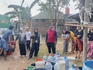 Di Tengah Kemarau, Moh Rano Alfath dan Iqrar Risyad Salurkan Bantuan Air Bersih untuk Warga Desa Serdang Wetan