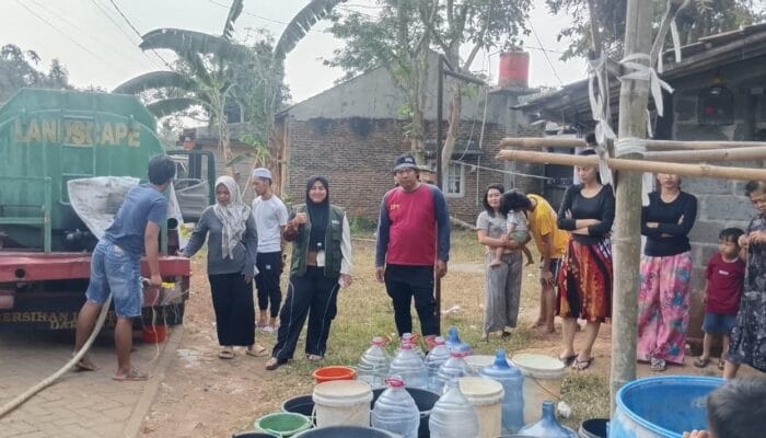 BMRI bersama Moh Rano Alfath dan Iqrar Risyad menyalurkan bantuan air bersih untuk warga Desa Serdang Wetan saat kemarau.