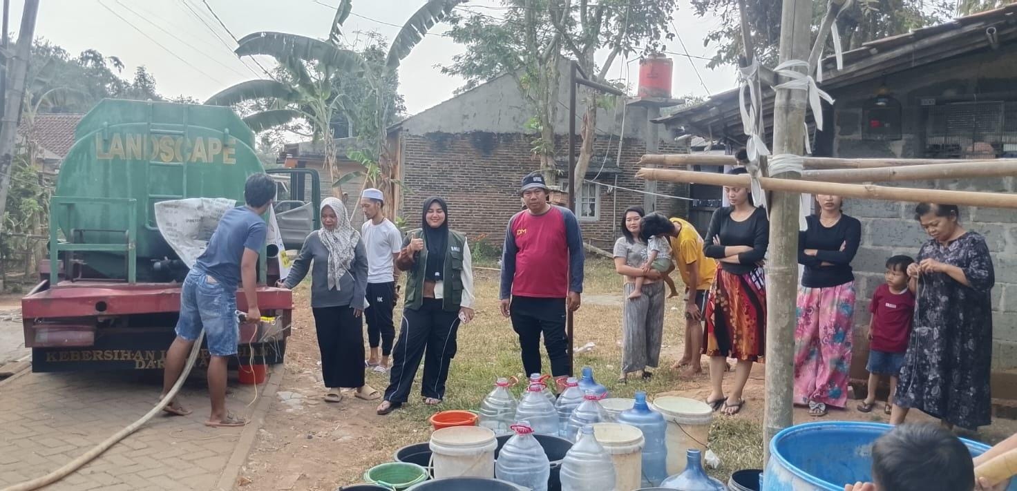 BMRI bersama Moh Rano Alfath dan Iqrar Risyad menyalurkan bantuan air bersih untuk warga Desa Serdang Wetan saat kemarau.