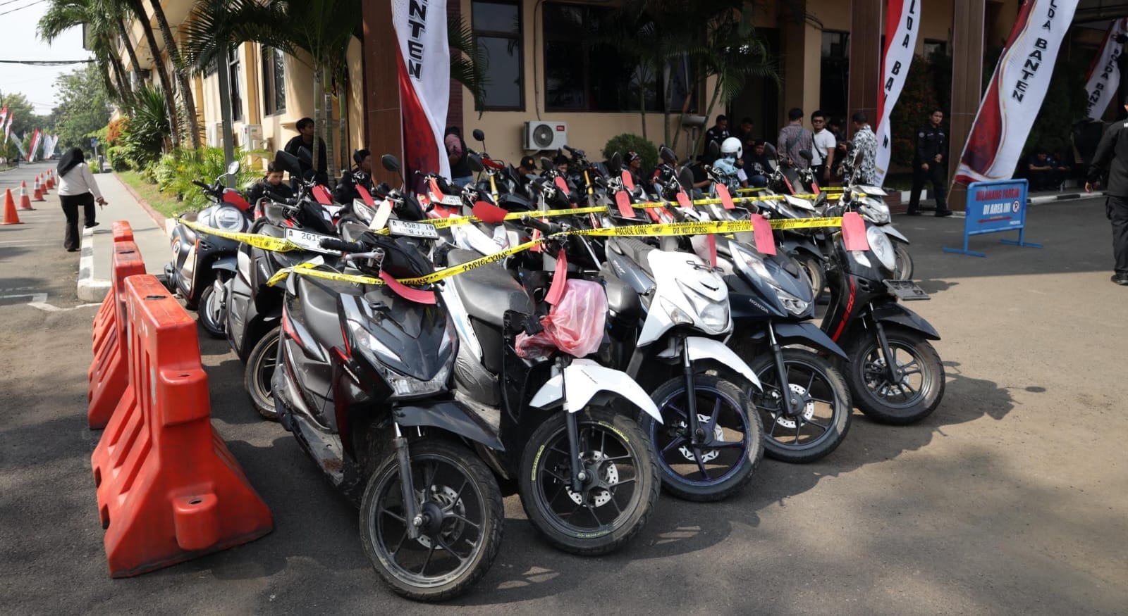 Sebanyak 13 motor hasil pengungkapan kasus curanmor diamankan Polda Banten. Korban dapat mengambil kendaraan secara gratis usai verifikasi.
