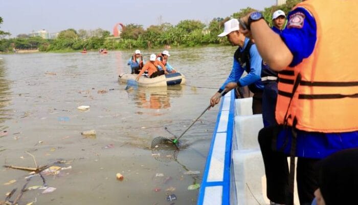 Menjelang Festival Cisadane 2026, sebanyak 5,3 ton sampah berhasil diangkut dari Sungai Cisadane melalui aksi lingkungan.