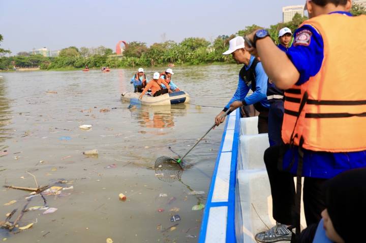 Menjelang Festival Cisadane 2026, sebanyak 5,3 ton sampah berhasil diangkut dari Sungai Cisadane melalui aksi lingkungan.
