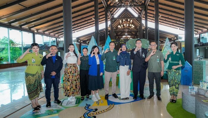 Instalasi seni Flomiland kolaborasi Citilink dan AQUA hadirkan pengalaman seru bagi penumpang di Bandara Soekarno-Hatta.