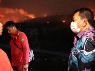 Maesyal Rasyid Tinjau Kebakaran TPA Jatiwaringin, Pemadaman Udara dengan Helikopter Disiapkan