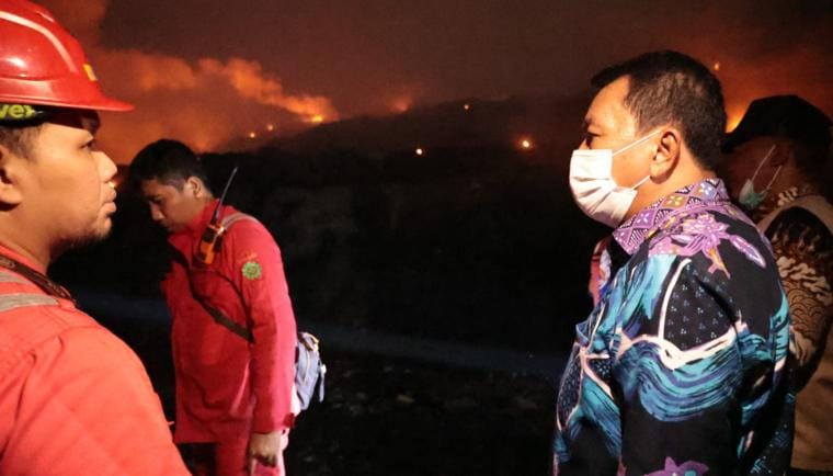 Maesyal Rasyid meninjau kebakaran TPA Jatiwaringin. Pemadaman udara dengan helikopter disiapkan untuk menjangkau titik api sulit.