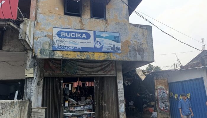 Ruko material di Jalan Siliwangi Raya, Pamulang, terbakar. Damkar Tangsel mengerahkan enam armada, tanpa korban jiwa.