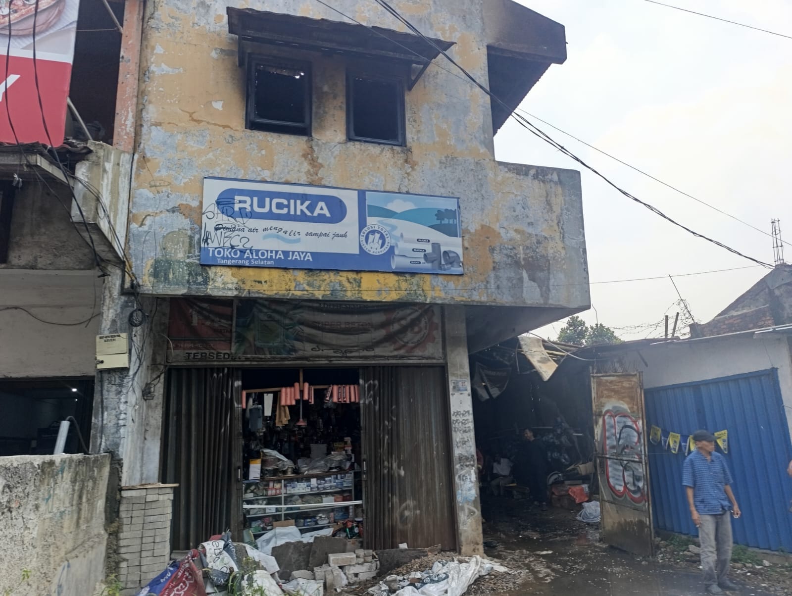Ruko material di Jalan Siliwangi Raya, Pamulang, terbakar. Damkar Tangsel mengerahkan enam armada, tanpa korban jiwa.