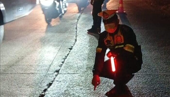 Tabrakan motor dengan dump truck di Jalan Raya Serang KM 24,5 Balaraja menewaskan satu korban dan melukai pengendara.