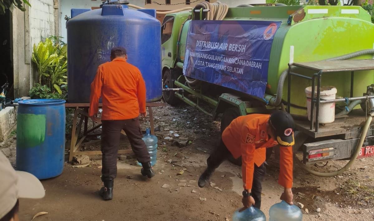 Krisis air bersih melanda tujuh RT di Kelurahan Keranggan. Pemkot Tangsel distribusikan bantuan dan siapkan solusi permanen.