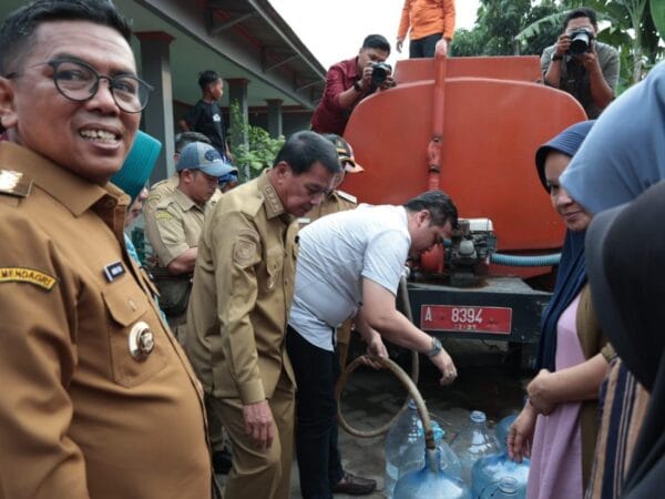 Bupati Tangerang dan Gubernur Banten Salurkan Bantuan Air Bersih untuk Warga Terdampak Kekeringan