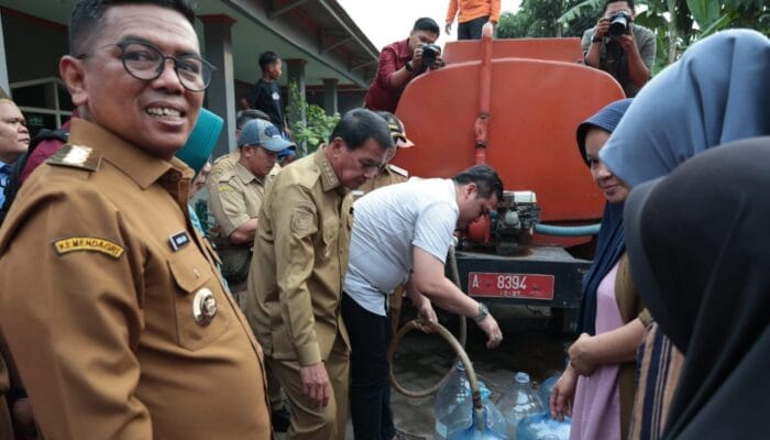 Mengatasi krisis air bersih akibat kemarau, Pemkab Tangerang dan Pemprov Banten distribusikan bantuan ke wilayah Tigaraksa.