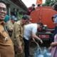 Mengatasi krisis air bersih akibat kemarau, Pemkab Tangerang dan Pemprov Banten distribusikan bantuan ke wilayah Tigaraksa.