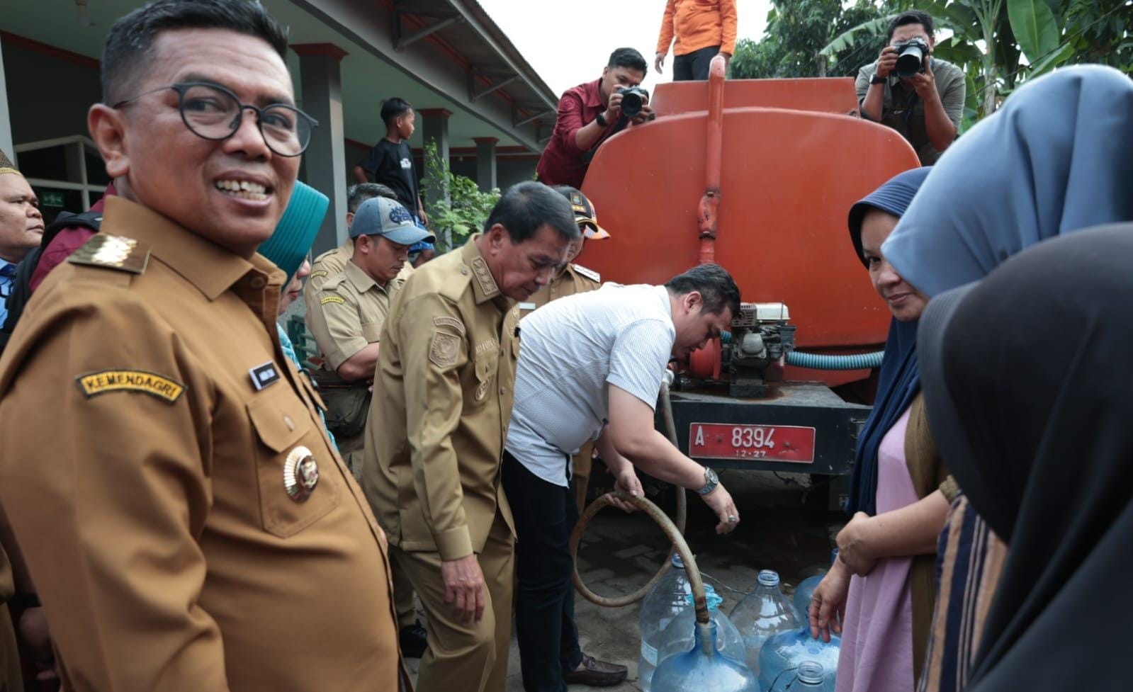 Mengatasi krisis air bersih akibat kemarau, Pemkab Tangerang dan Pemprov Banten distribusikan bantuan ke wilayah Tigaraksa.