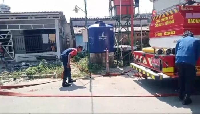 Sebanyak 85 KK di Desa Cirarab, Kecamatan Legok, menerima bantuan air bersih dari BPBD Kabupaten Tangerang akibat kemarau.