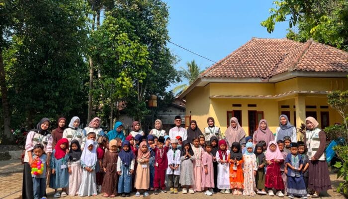 Mahasiswa Kukerta UIN Banten turut menyukseskan MPLS RA Miftahul Falah Ar-Roisi melalui kegiatan edukatif dan interaktif.