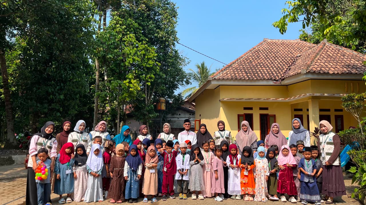 Mahasiswa Kukerta UIN Banten turut menyukseskan MPLS RA Miftahul Falah Ar-Roisi melalui kegiatan edukatif dan interaktif.
