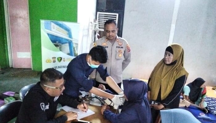 Sidokkes Polresta Tangerang memeriksa kesehatan warga terdampak asap kebakaran TPA Jatiwaringin serta membagikan masker dan obat.