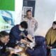 Sidokkes Polresta Tangerang memeriksa kesehatan warga terdampak asap kebakaran TPA Jatiwaringin serta membagikan masker dan obat.
