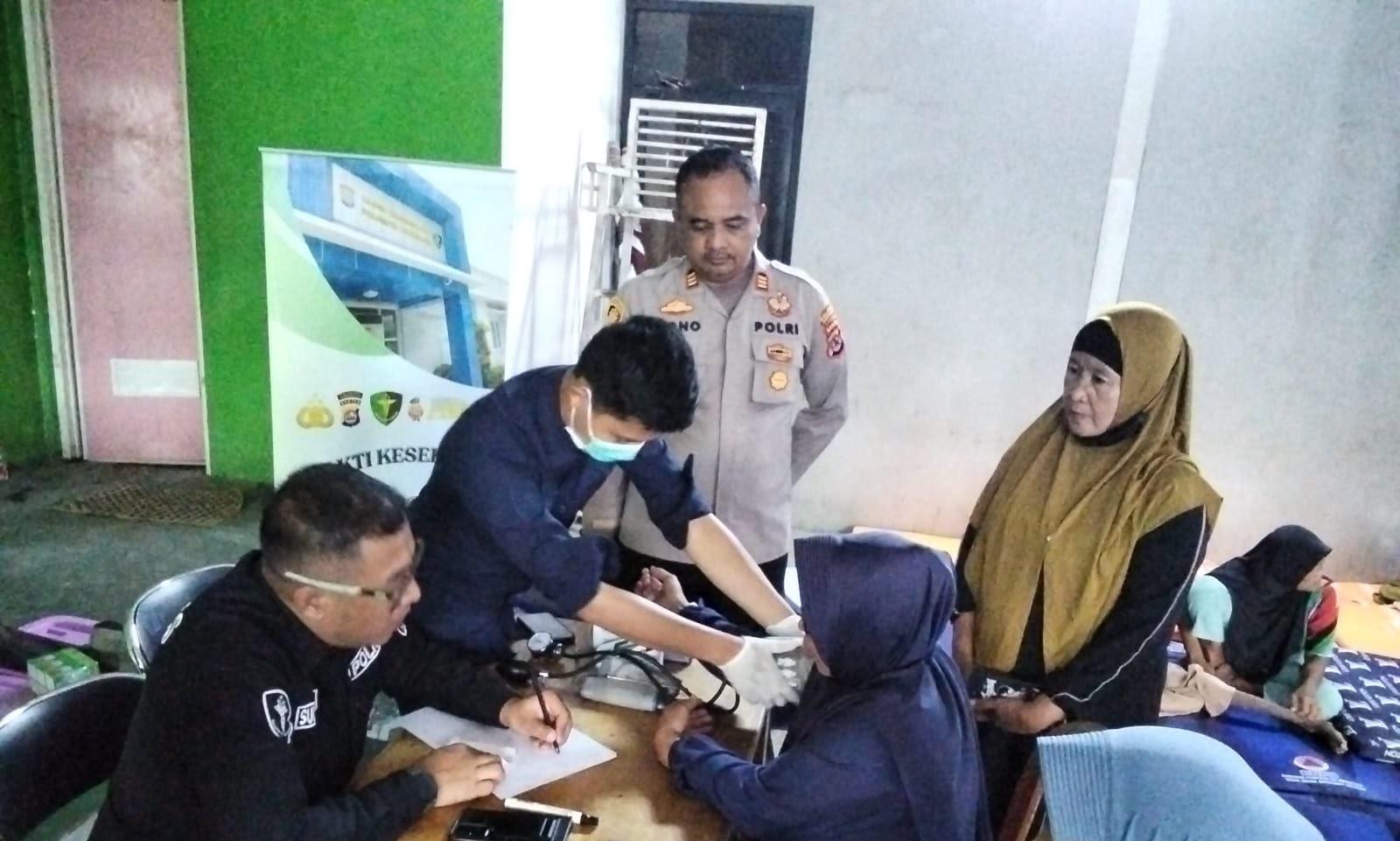 Sidokkes Polresta Tangerang memeriksa kesehatan warga terdampak asap kebakaran TPA Jatiwaringin serta membagikan masker dan obat.