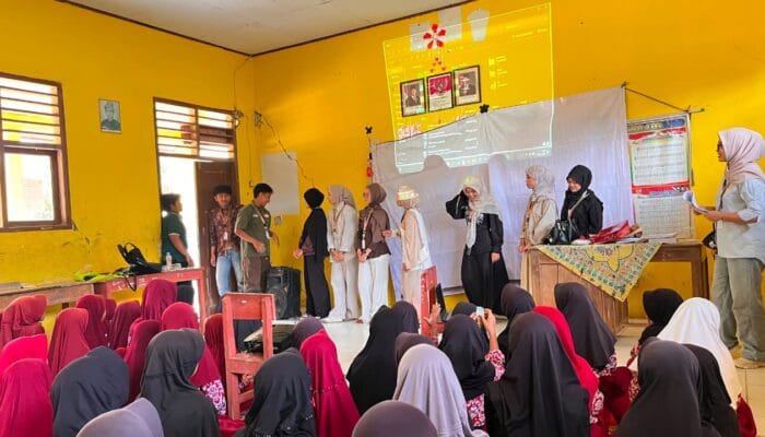 Nobar Ceria KKN UIN SMH Banten di SDN 4 Cikareo menghadirkan film Jumbo untuk menanamkan nilai positif bagi siswa.