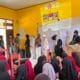 Nobar Ceria KKN UIN SMH Banten di SDN 4 Cikareo menghadirkan film Jumbo untuk menanamkan nilai positif bagi siswa.