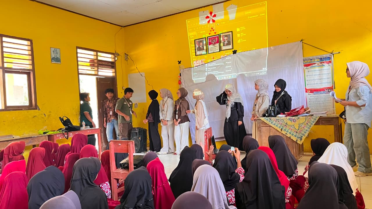 Nobar Ceria KKN UIN SMH Banten di SDN 4 Cikareo menghadirkan film Jumbo untuk menanamkan nilai positif bagi siswa.