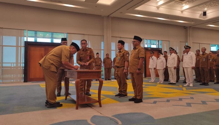 Pemkot Tangsel melakukan rotasi pejabat untuk memperkuat birokrasi dan meningkatkan kualitas pelayanan publik masyarakat.