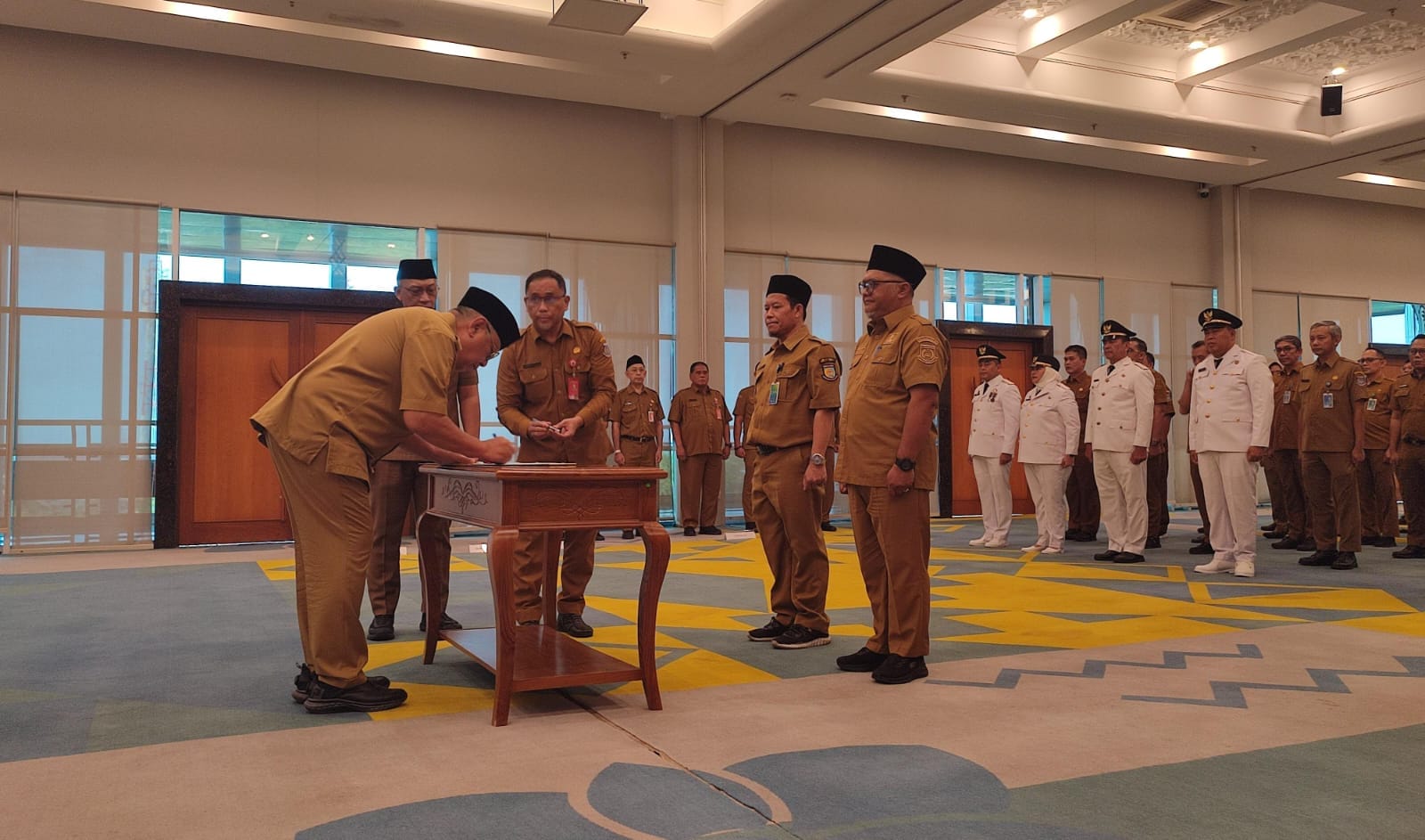 Pemkot Tangsel melakukan rotasi pejabat untuk memperkuat birokrasi dan meningkatkan kualitas pelayanan publik masyarakat.