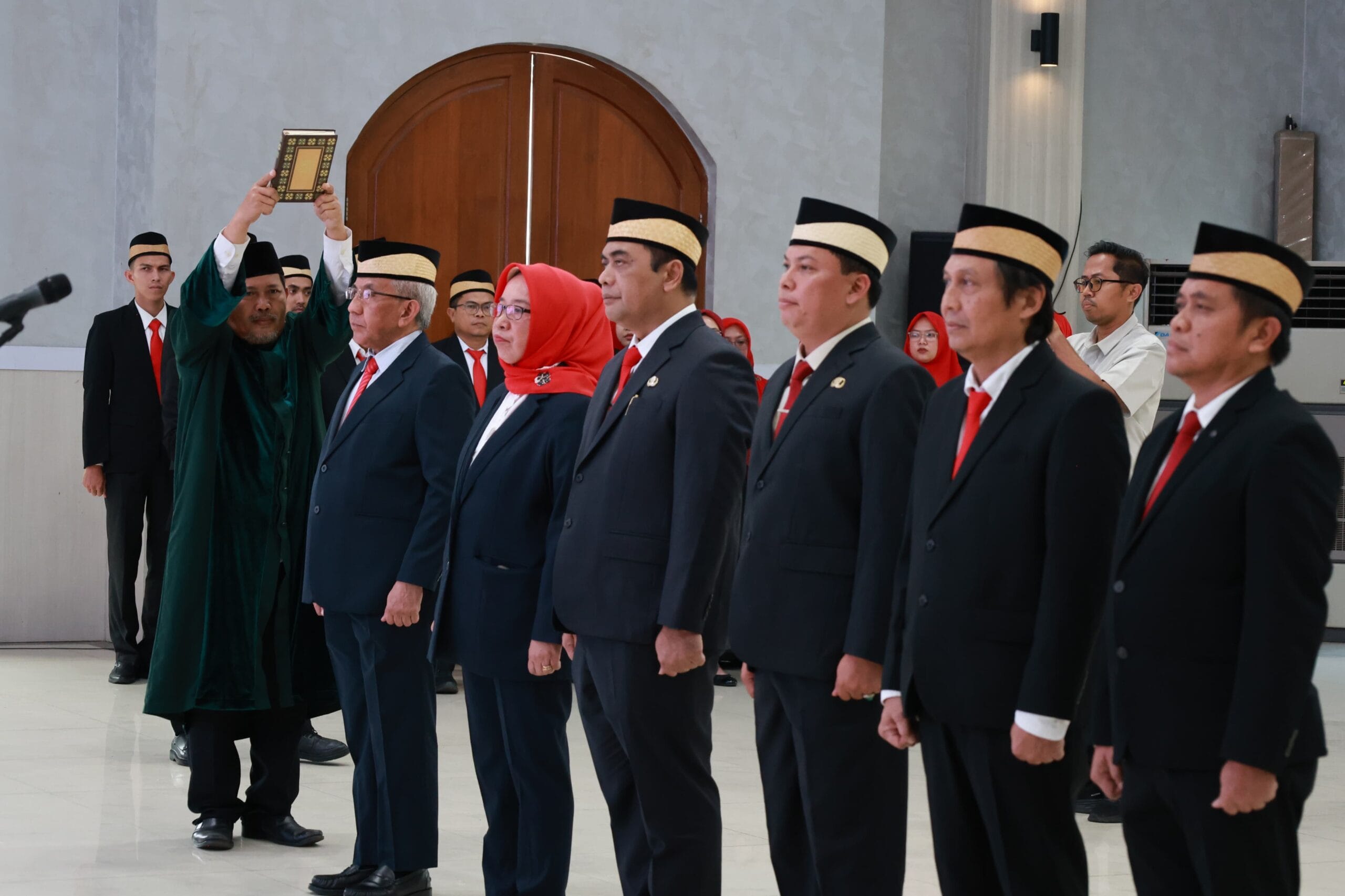 Pemkab Tangerang melakukan mutasi strategis enam pejabat eselon II sebagai langkah penyegaran birokrasi dan penguatan organisasi.
