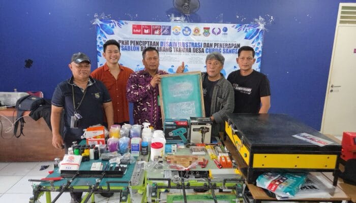 Melalui program pengabdian masyarakat, UMN membekali pemuda Desa Curug Sangereng dengan keterampilan desain dan sablon.