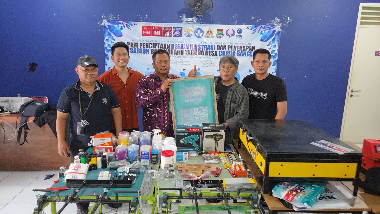 Melalui program pengabdian masyarakat, UMN membekali pemuda Desa Curug Sangereng dengan keterampilan desain dan sablon.