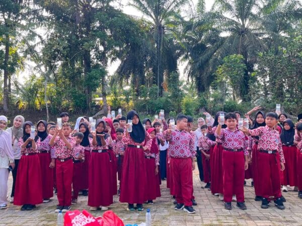 Mahasiswa KKN UIN SMH Banten Kenalkan Hidroponik Tanaman Cabai kepada Siswa SDN 4 Cikareo