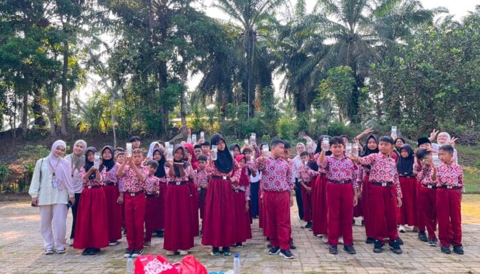 Mahasiswa KKN UIN SMH Banten mengenalkan hidroponik cabai kepada 126 siswa SDN 4 Cikareo melalui edukasi dan praktik langsung.