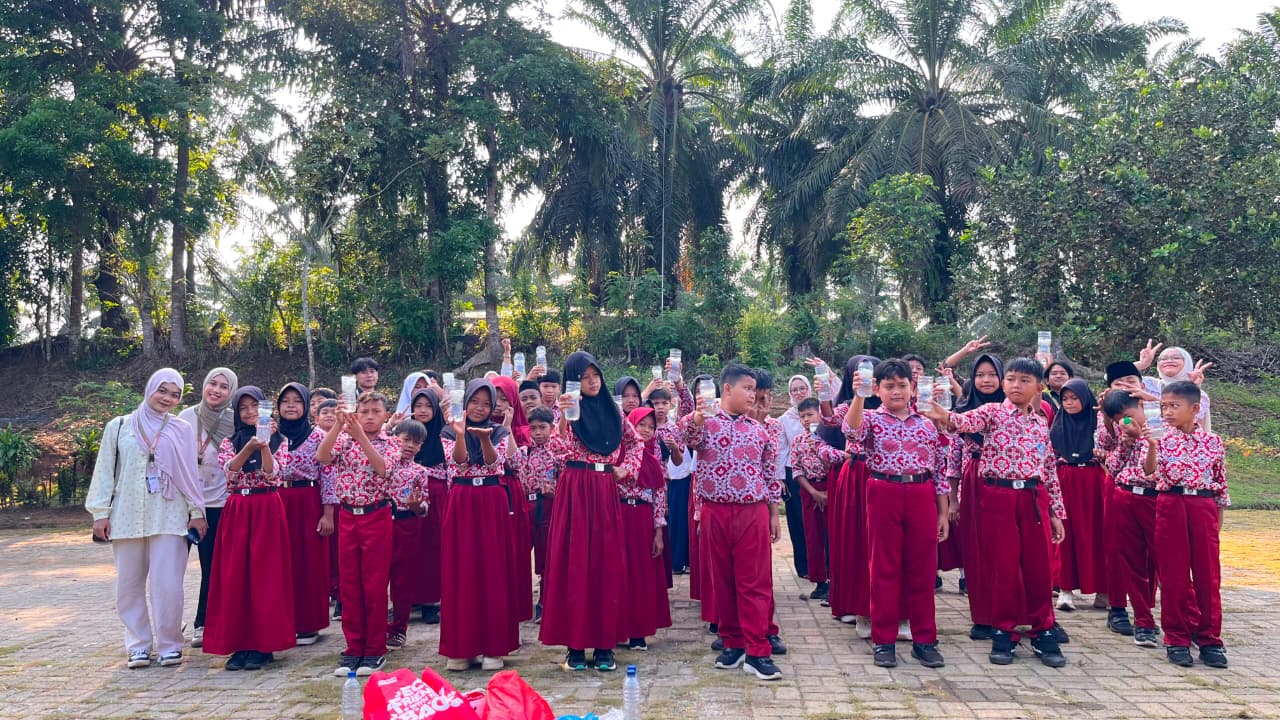 Mahasiswa KKN UIN SMH Banten mengenalkan hidroponik cabai kepada 126 siswa SDN 4 Cikareo melalui edukasi dan praktik langsung.
