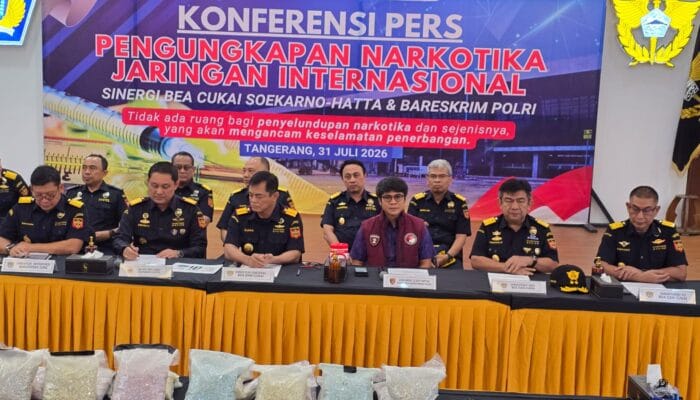 Seorang kopilot maskapai asing ditangkap di Bandara Soetta setelah kedapatan membawa 70.114 butir ekstasi dan sabu.