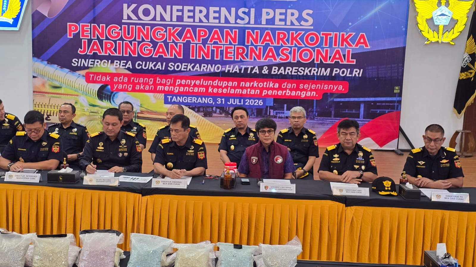 Seorang kopilot maskapai asing ditangkap di Bandara Soetta setelah kedapatan membawa 70.114 butir ekstasi dan sabu.