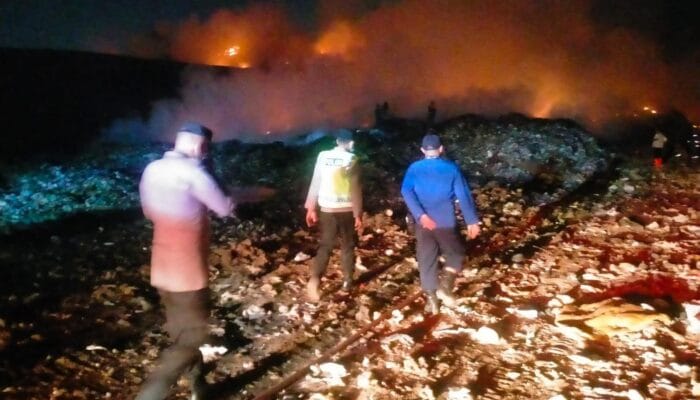 Polresta Tangerang mengimbau warga tidak mendekati titik kebakaran TPA Jatiwaringin demi menghindari risiko asap pekat dan alat berat.
