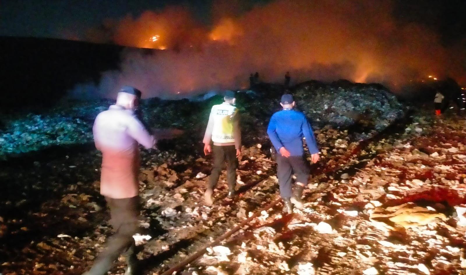 Polresta Tangerang mengimbau warga tidak mendekati titik kebakaran TPA Jatiwaringin demi menghindari risiko asap pekat dan alat berat.
