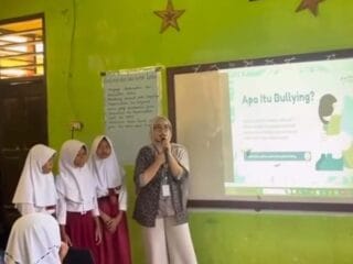 Mahasiswa KKN UIN SMH Banten Mulai Program Edukasi di SDN 4 Cikareo, Berikan Materi Anti-Bullying hingga Calistung