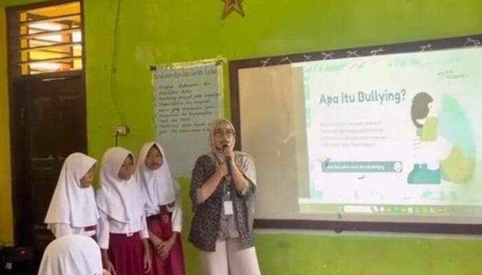 Mahasiswa KKN UIN SMH Banten Kelompok 11 mulai program edukasi di SDN 4 Cikareo dengan materi karakter, agama, dan calistung.
