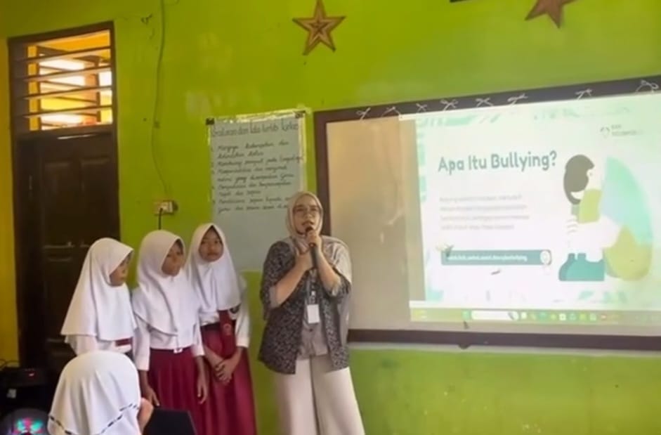 Mahasiswa KKN UIN SMH Banten Kelompok 11 mulai program edukasi di SDN 4 Cikareo dengan materi karakter, agama, dan calistung.