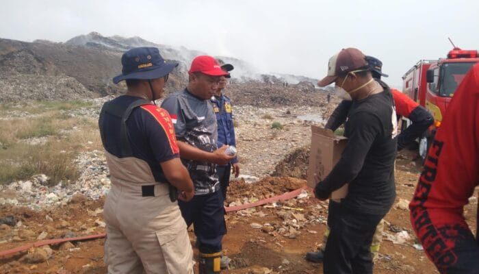 Relawan menyalurkan makanan siap saji, vitamin, susu steril, dan masker guna menjaga stamina petugas pemadam kebakaran TPA Jatiwaringin.