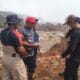 Relawan menyalurkan makanan siap saji, vitamin, susu steril, dan masker guna menjaga stamina petugas pemadam kebakaran TPA Jatiwaringin.