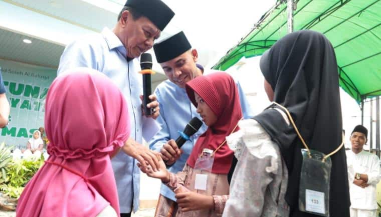 Bupati Tangerang Moch. Maesyal Rasyid menghadiri santunan anak yatim dan khitanan massal di Sindang Jaya, Kabupaten Tangerang.