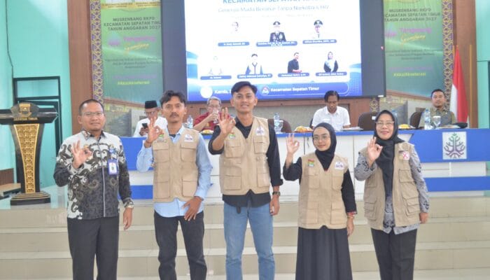 Ratusan pelajar di Sepatan Timur mengikuti seminar anti narkoba dan HIV/AIDS usai pengukuhan Warga Peduli AIDS.