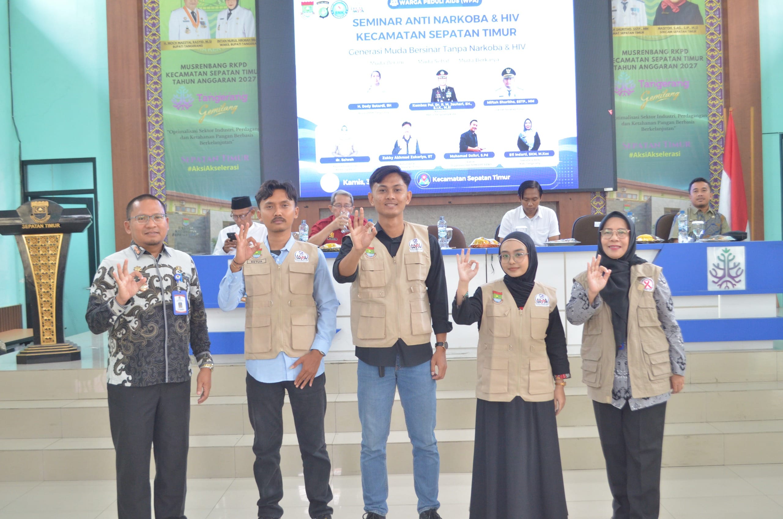 Ratusan pelajar di Sepatan Timur mengikuti seminar anti narkoba dan HIV/AIDS usai pengukuhan Warga Peduli AIDS.