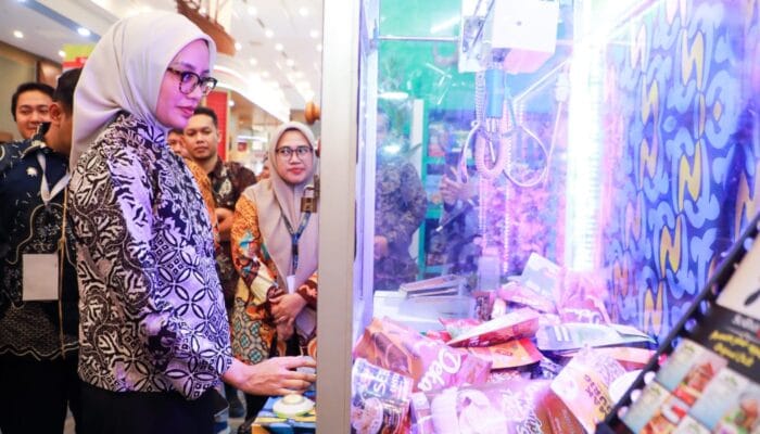 Paviliun Tangsel menarik perhatian pengunjung APEKSI 2026 lewat kopi gratis, mesin capit UMKM, dan hiburan interaktif yang atraktif.
