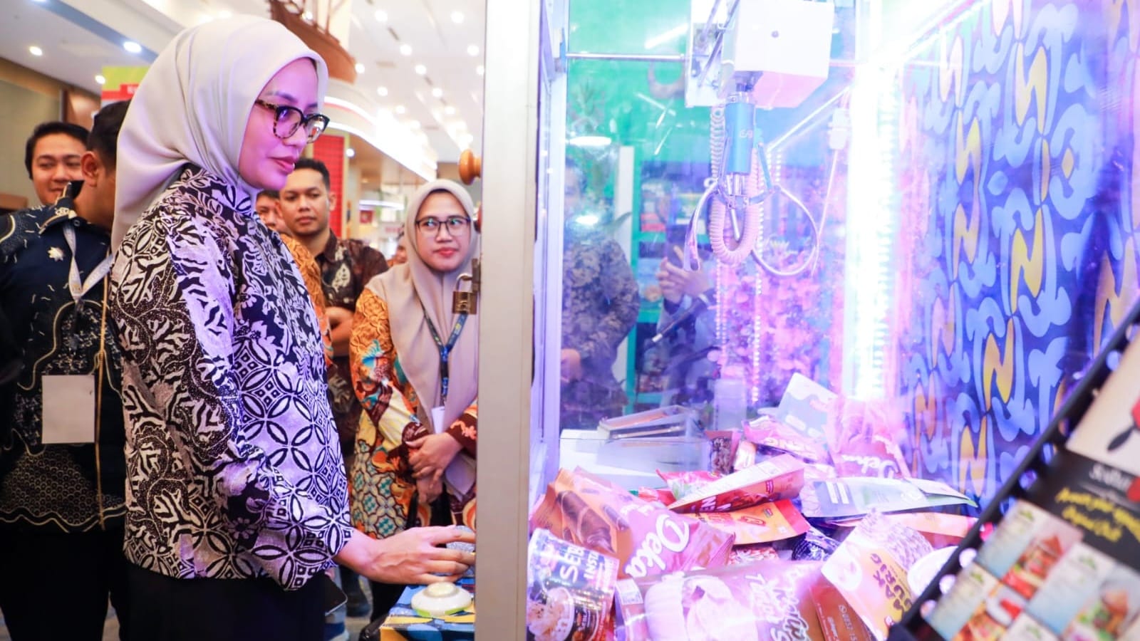 Paviliun Tangsel menarik perhatian pengunjung APEKSI 2026 lewat kopi gratis, mesin capit UMKM, dan hiburan interaktif yang atraktif.